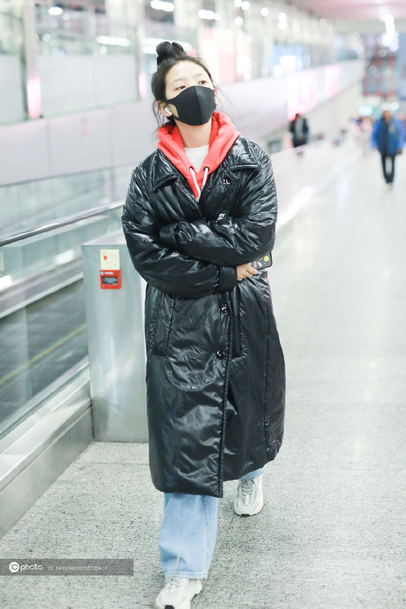 独家街拍章若楠黑色漆皮羽绒服红色卫衣休闲时髦