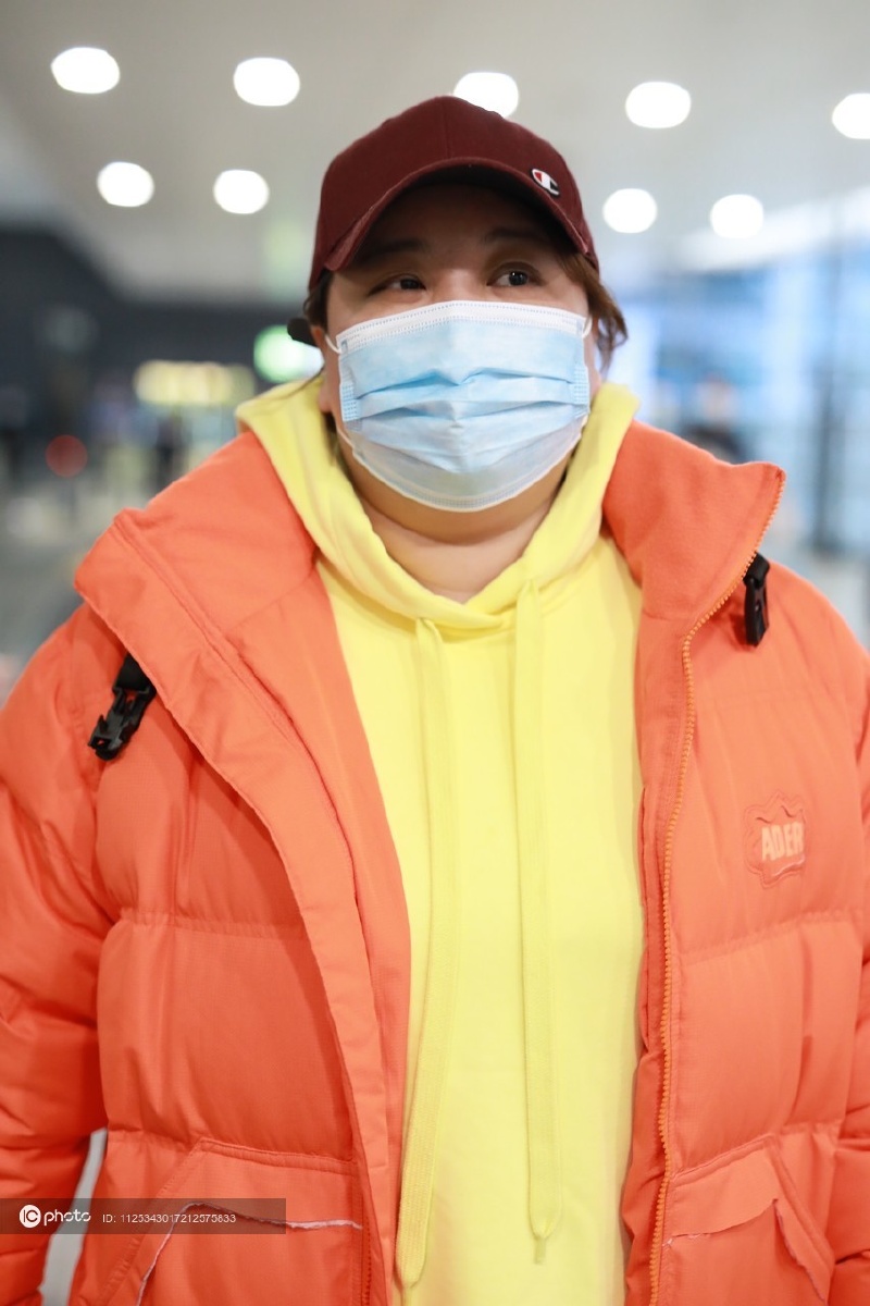 贾玲身穿橘色羽绒服现身喜气洋洋 面带微笑气色超好