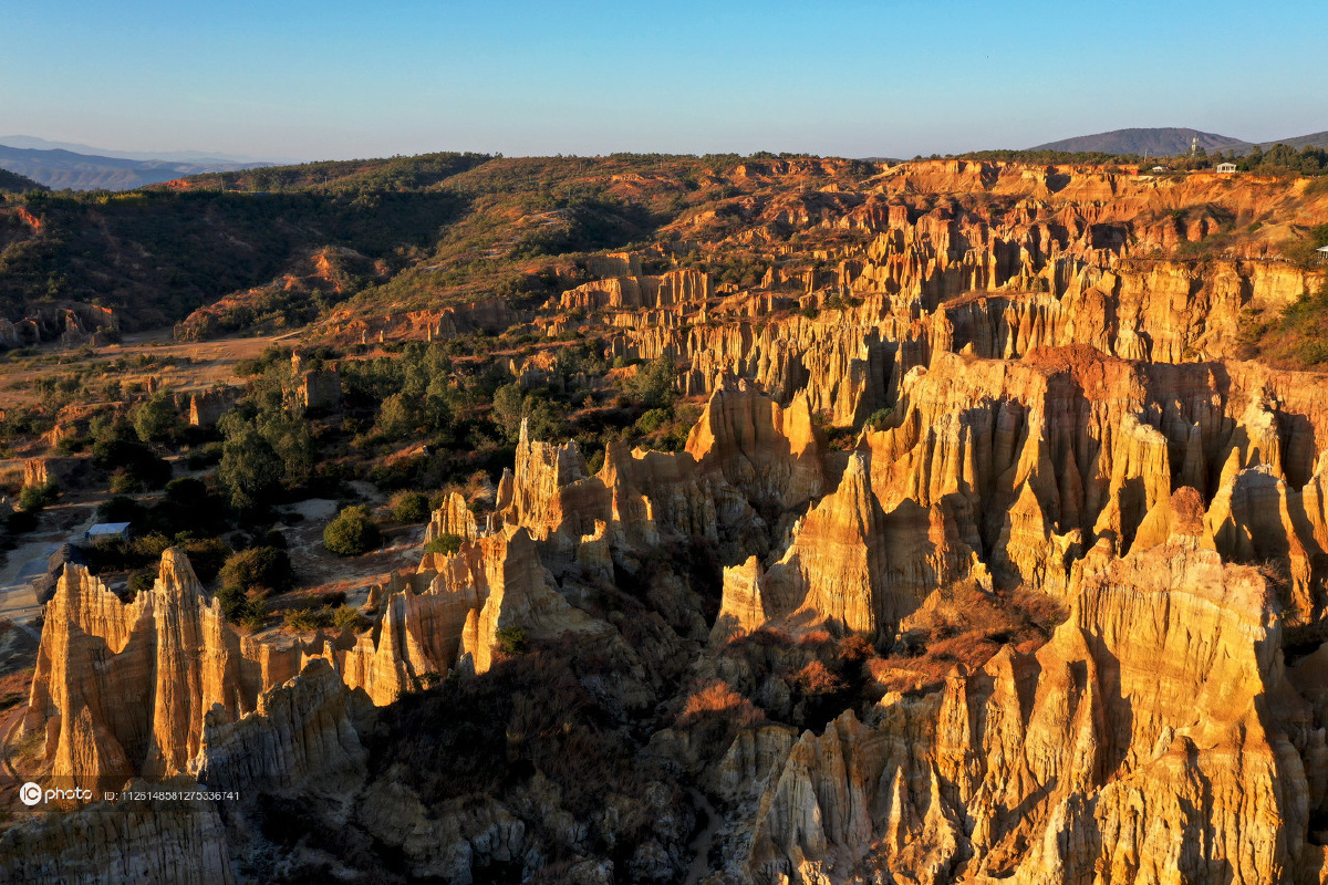 云南元谋浪巴铺土林日落前夕犹如魔鬼城