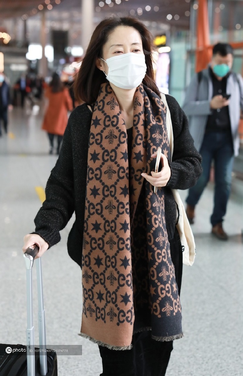 街拍刘敏涛印花围巾运动鞋黑色针织裙优雅女人