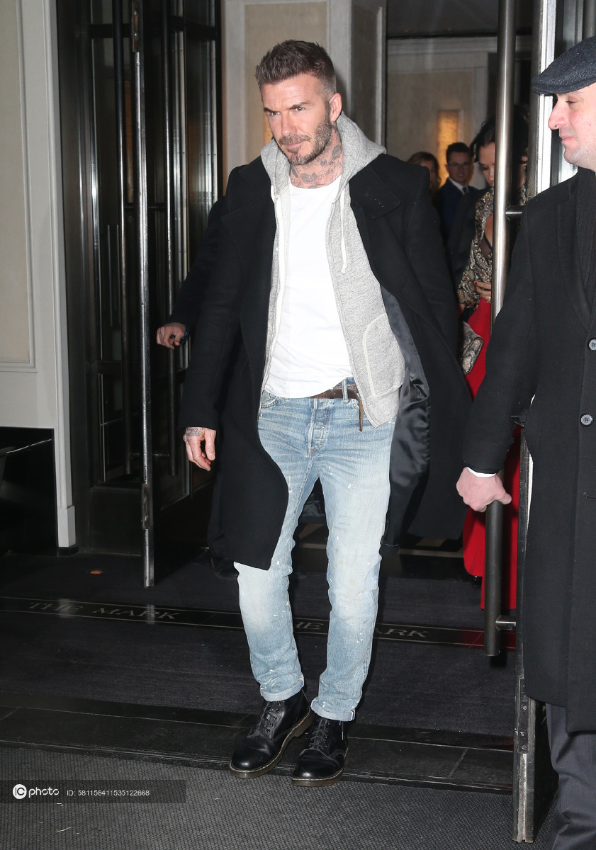 贝克汉姆夫妇深夜出街小贝复古牛仔皮鞋十分硬朗