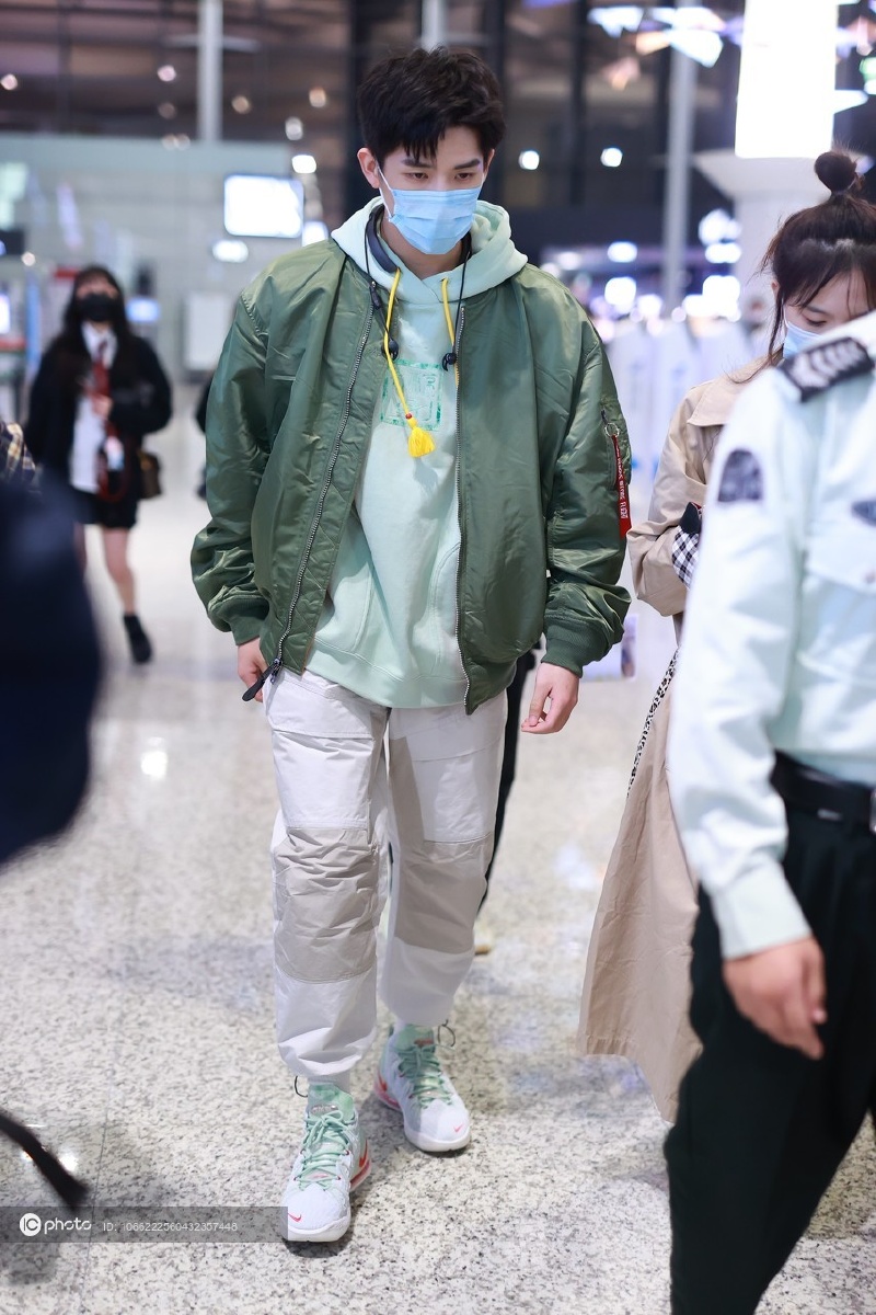 街拍王安宇军绿色外套薄荷绿卫衣nike球鞋帅气潮男