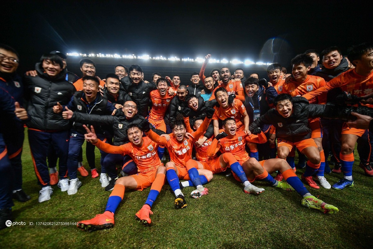山东泰山提前3轮夺得中超冠军全队赛后合影留念