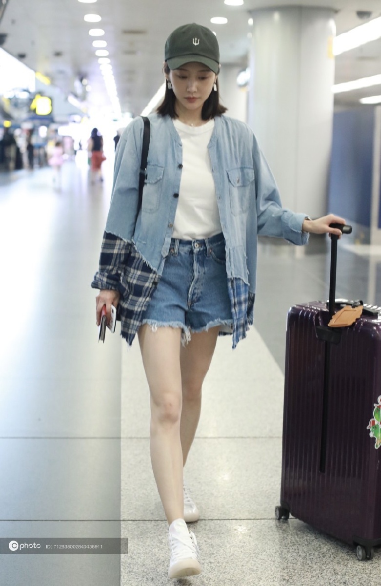 街拍李纯拼接牛仔衬衫牛仔短裤小白鞋活力满分