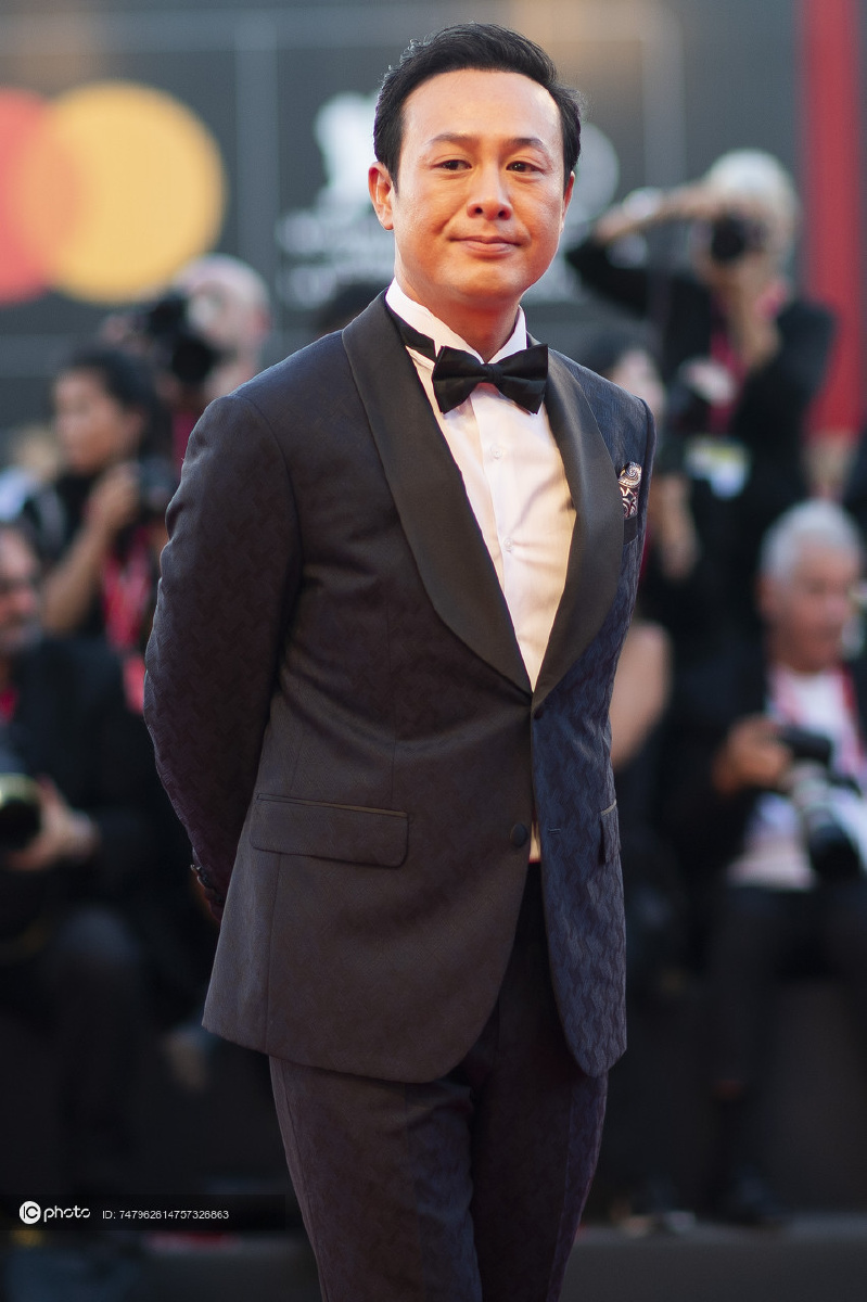第76届威尼斯电影节兰心大剧院首映礼张颂文儒雅亮相