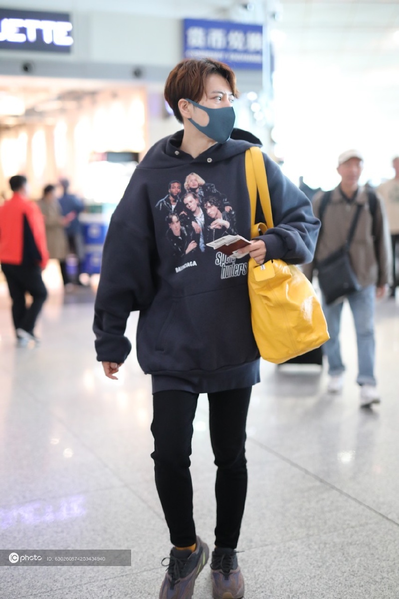 徐海乔balenciaga连帽卫衣yeezy运动鞋黄色托特包黑色牛仔裤酷帅休闲