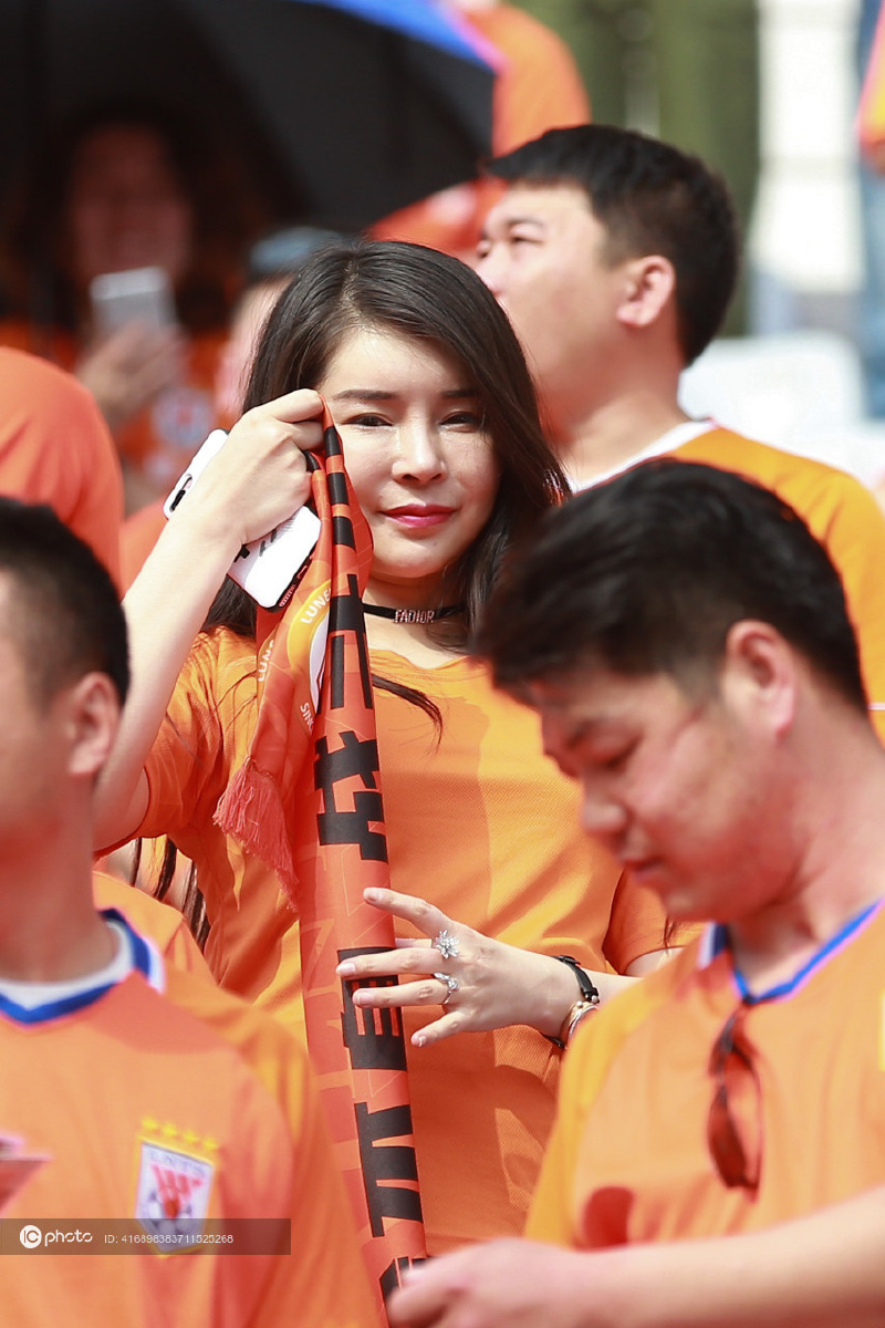 2018中超联赛第4轮山东鲁能泰山vs贵州恒丰场内鲁能女球迷换球衣