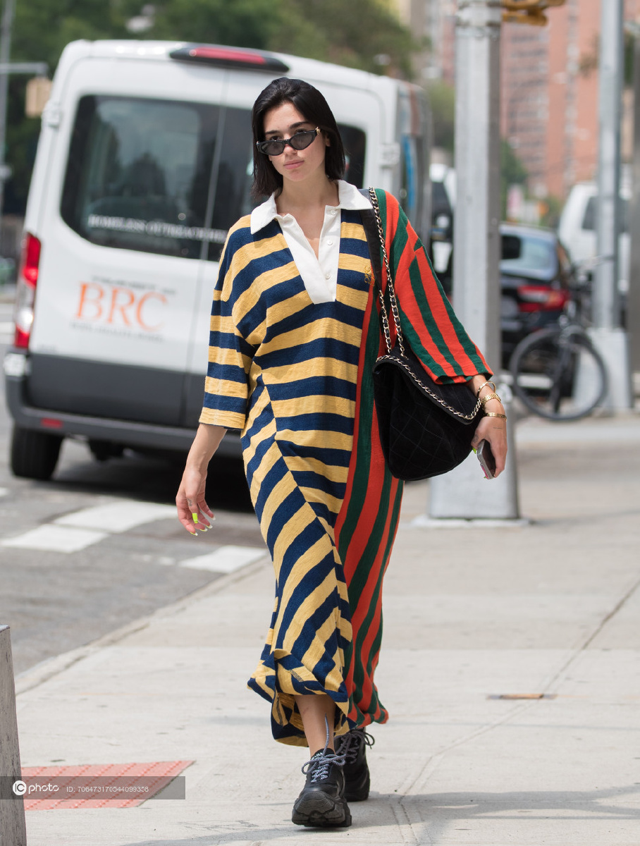 独家杜阿利帕拼色条纹polo裙prada运动鞋chanel手袋复古随性