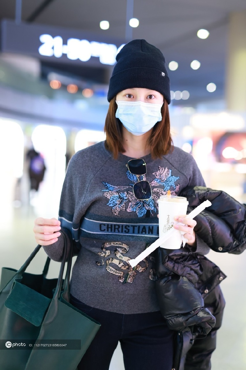 街拍苗苗黑色超短面包服dior毛衣马丁靴绿色托特包温暖时髦