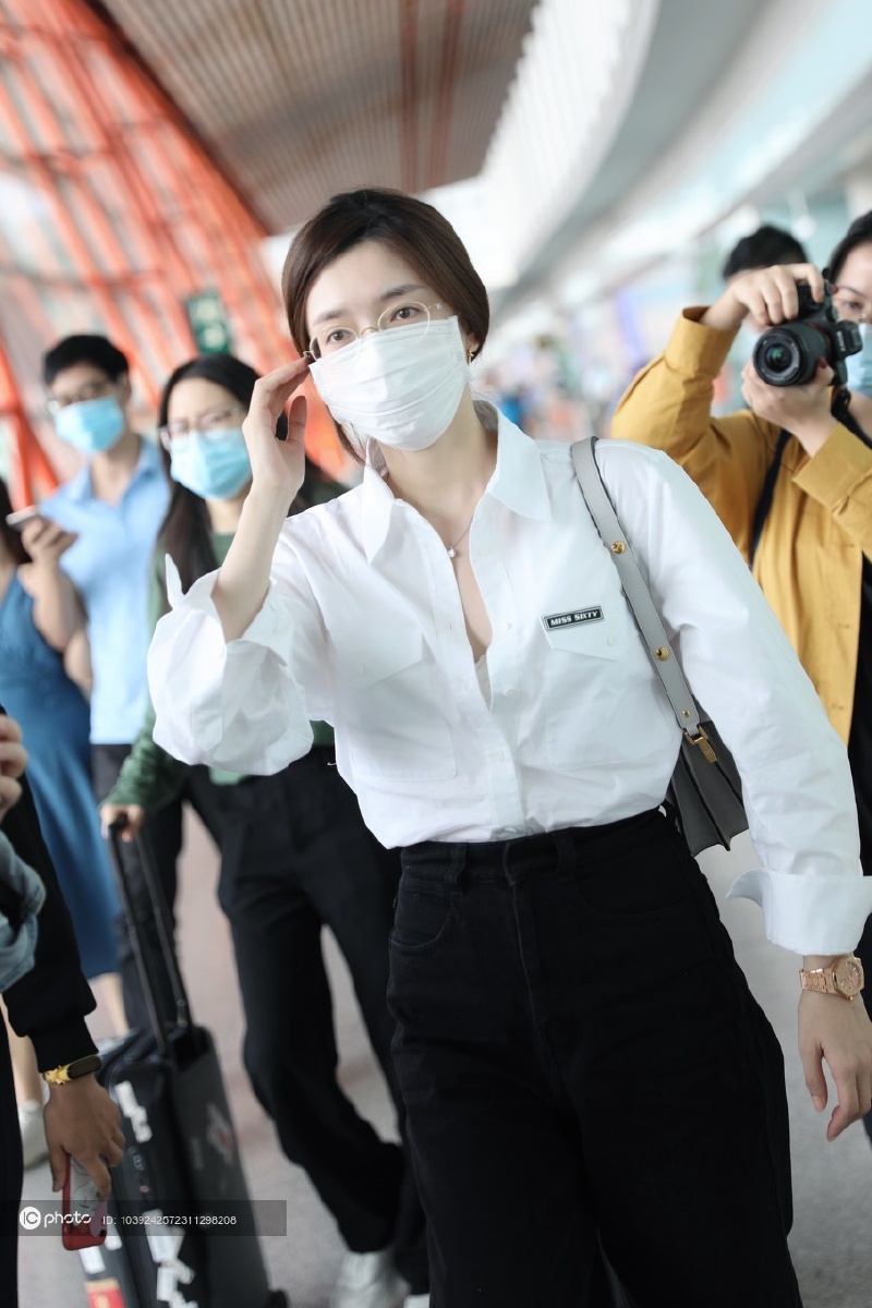 江疏影一袭白衬衫ol风出行戴眼镜尽显斯文利落气质