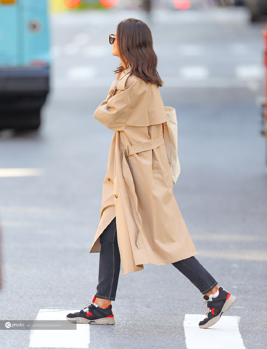 街拍凯蒂霍尔姆斯卡其色风衣配白tee直筒牛仔裤搭运动鞋帆布包休闲