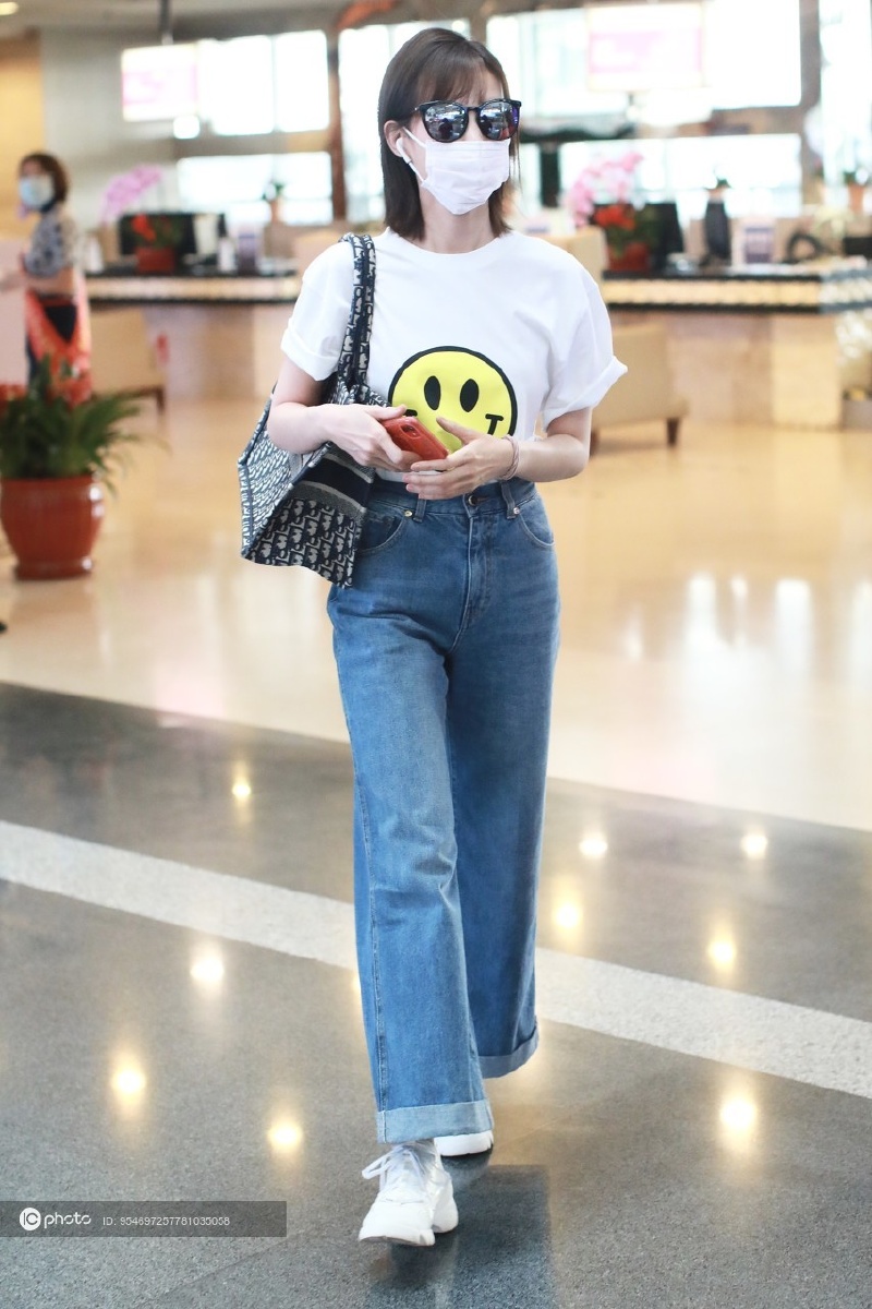 街拍李一桐白色印花t恤牛仔裤diorbooktote休闲随意