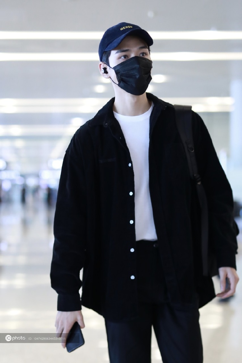 龚俊一身黑衣现身机场