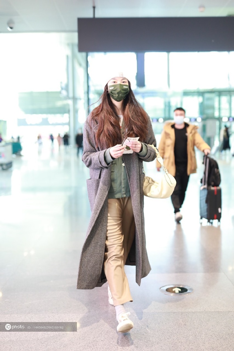 街拍超模陈碧舸灰色毛呢大衣卡其色阔腿裤毛线帽率性女神范