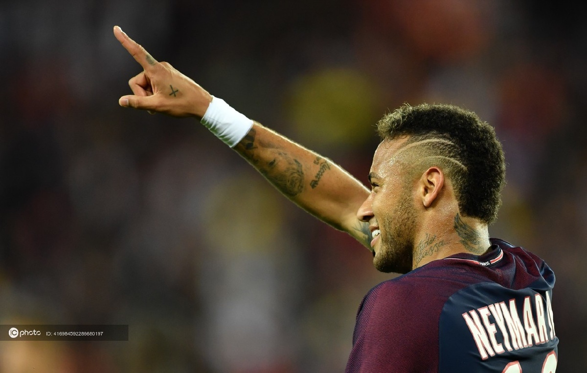 内马尔泡面头不稀奇 看看内少这么些年来的浮夸发型 - ic_photo