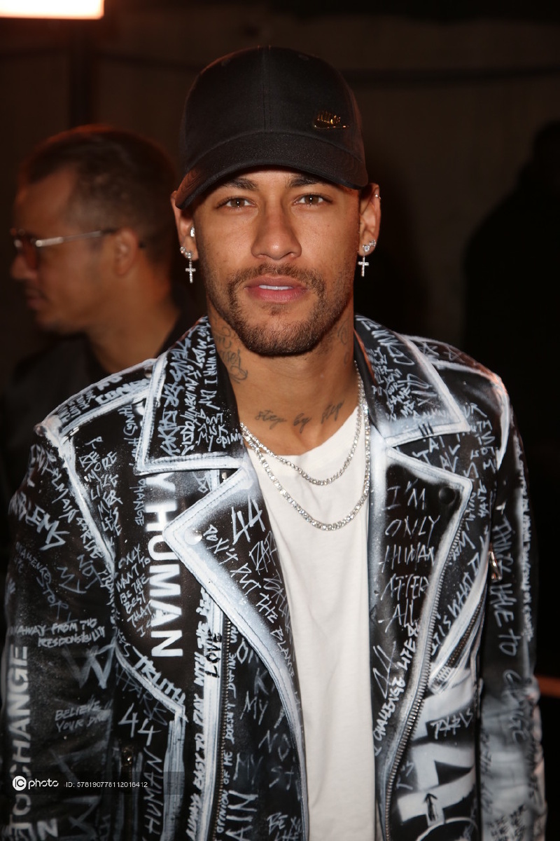 内马尔亮相巴黎时装周 与维密名模辛迪-布鲁纳亲密合影 - ic_photo