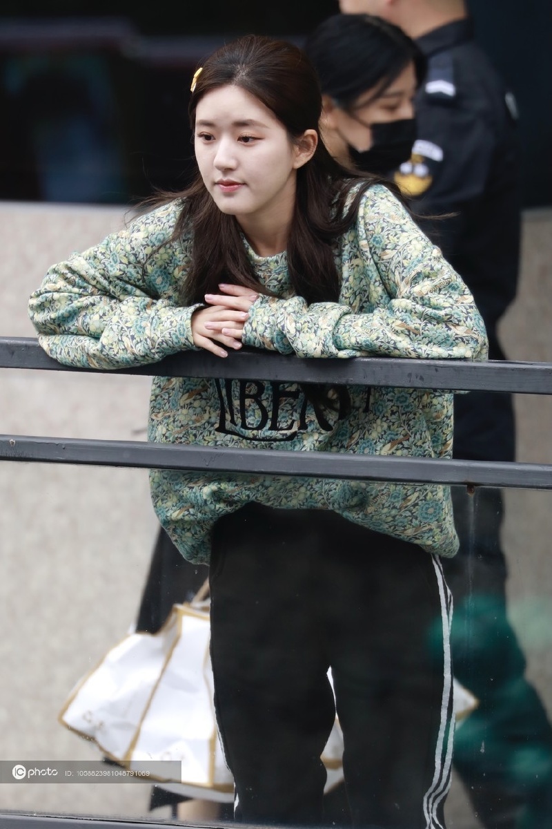 街拍赵露思印花卫衣运动裤蝴蝶结发夹清纯可人