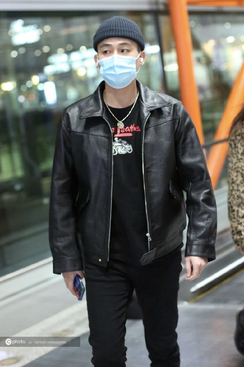 欧豪穿皮衣帅气酷炫戴毛线帽潮男打扮