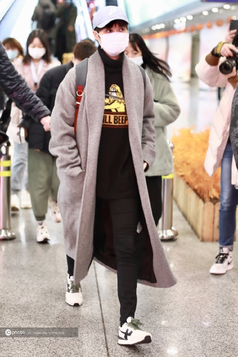 街拍李宇春灰色大衣黑色卡通毛衣运动鞋休闲帅气