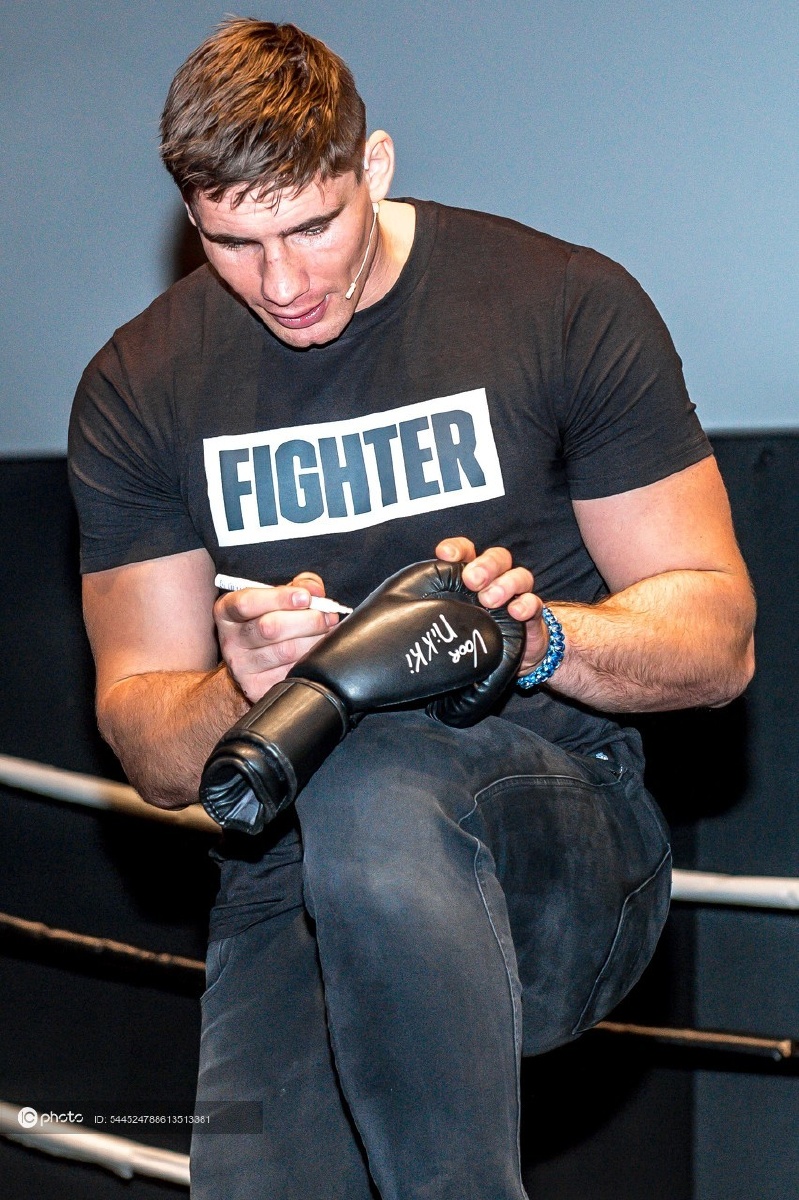 荷兰踢拳之王范霍文出席粉丝会活动宣布其蜡像将于杜莎夫人蜡像馆展出