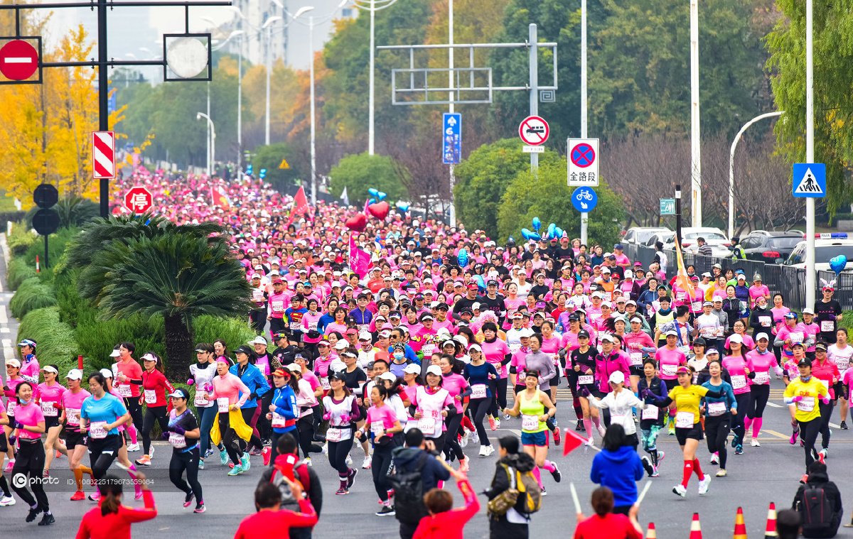杭州女子马拉松开跑钱塘江畔刮起粉色旋风