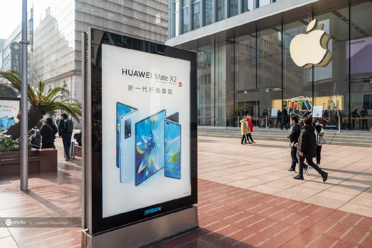 华为mate x2广告"霸屏"上海南京路步行街 市民吐槽正面"硬刚"三星苹果