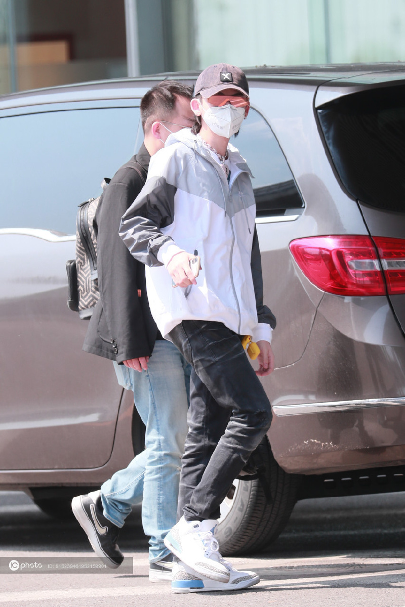 街拍:小鬼王琳凯nike白色运动外套 牛仔裤 棒球帽运动休闲