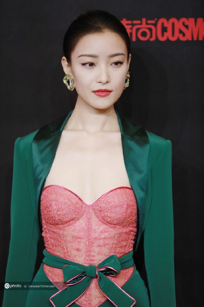cosmo时尚盛典红毯倪妮一袭粉绿礼服亮相娇媚动人