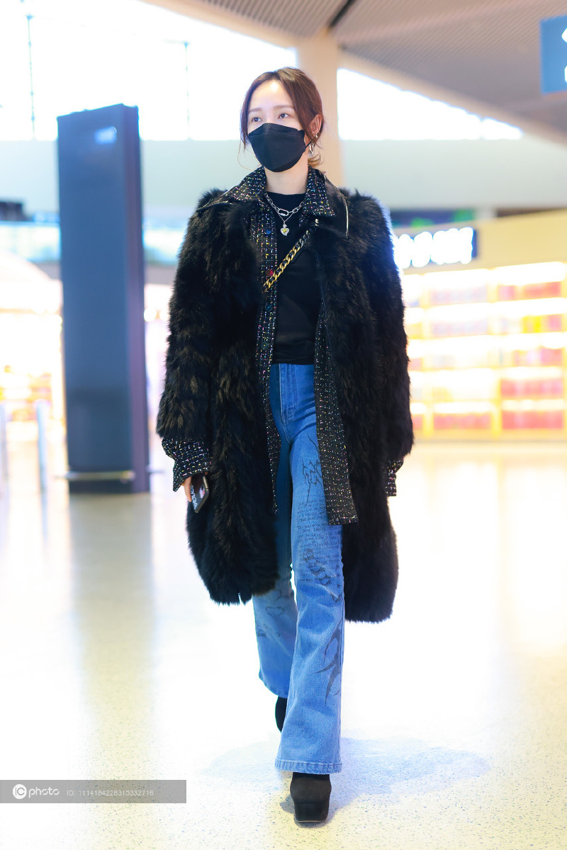 街拍孟佳黑色皮草外套牛仔喇叭裤chanel19包袋时髦优雅