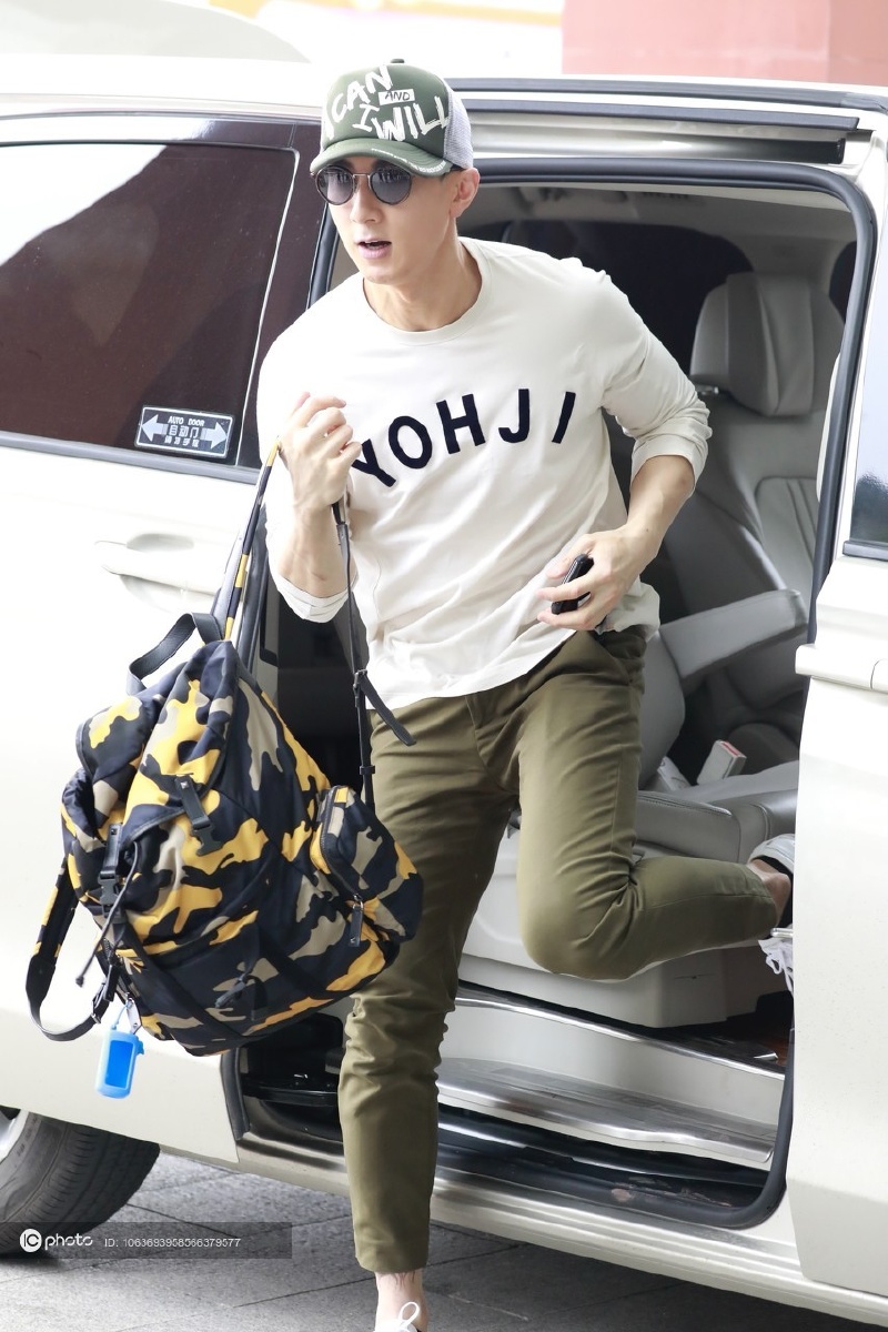 街拍吴尊白色字母长袖tee军绿色休闲裤低调随性