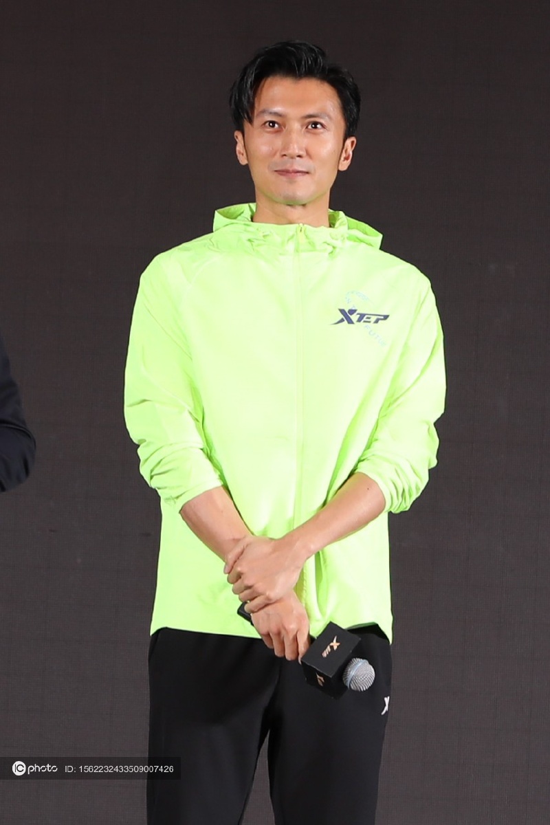 谢霆锋荧光绿色冲锋衣 运动裤 运动鞋休闲帅气 - ic_photo - 图虫