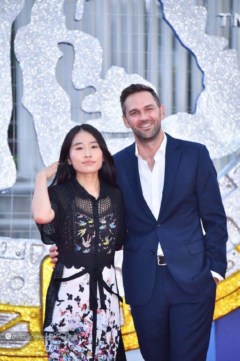 第五届成龙国际动作电影周闭幕式张艺谋女儿张末携养老公亮相