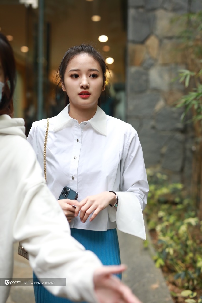 陈昕葳宇宙打歌中心上班扎马尾打扮超元气