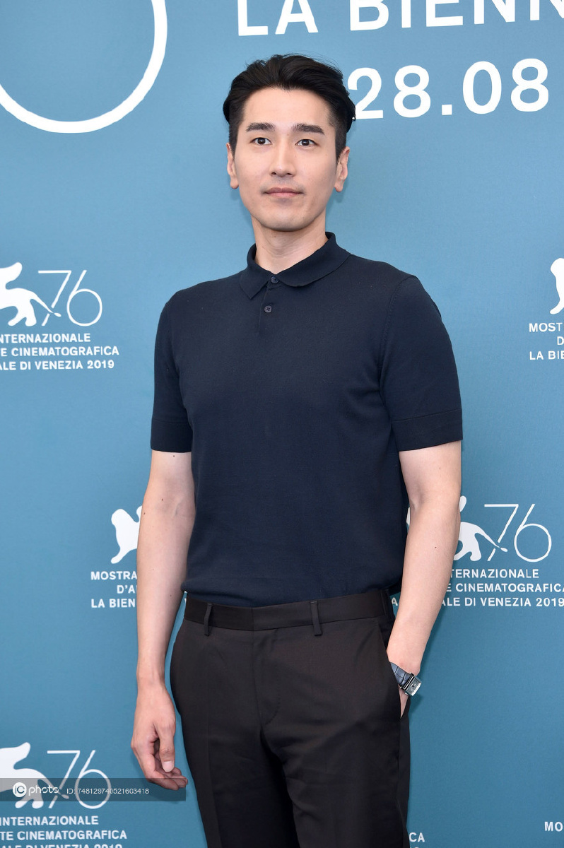 赵又廷polo衫配西裤沉稳有型