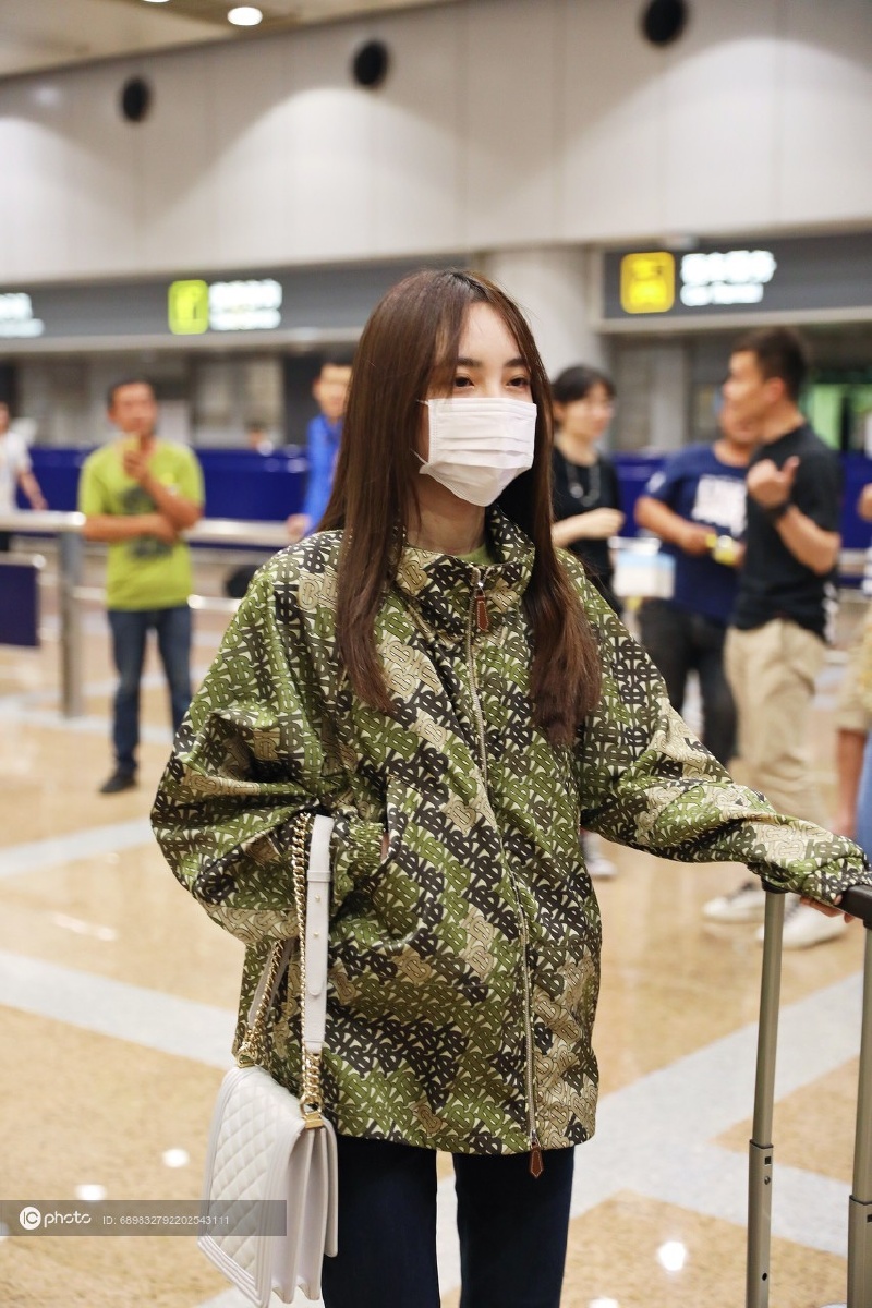 赵嘉敏一身军装绿现身机场清纯学妹变总攻御姐范儿