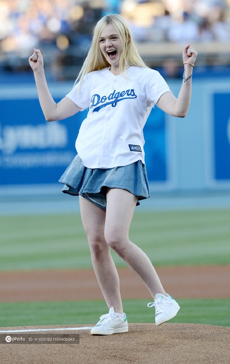 艾丽-范宁化身运动少女投出第一球 白tee短裙 运动鞋青春正好活力无限