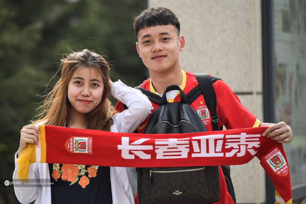 2018中超联赛第8轮长春亚泰vs上海上港亚泰女球迷场外等候