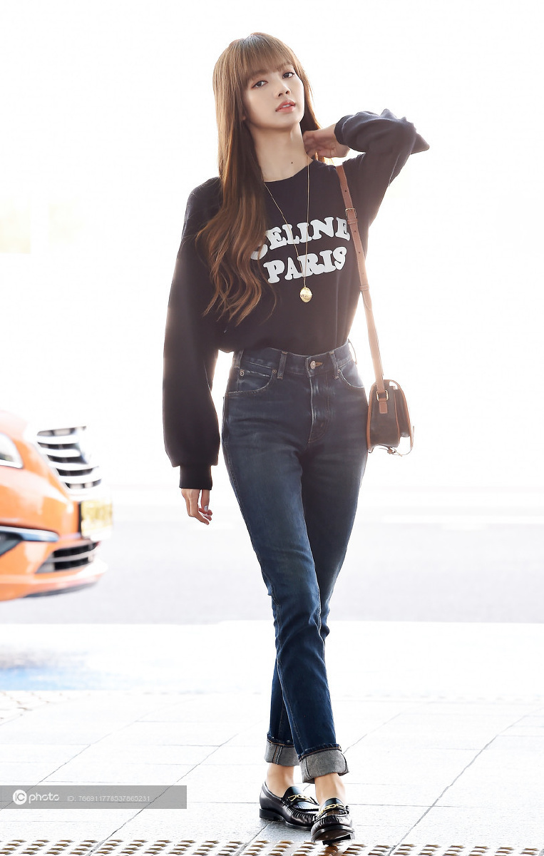 blackpink lisa《青你2》舞台首秀 "人间芭比"的造型更值得期待!