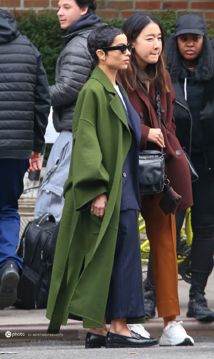 街拍佐伊克拉维兹圣诞绿大衣披着时髦抢镜