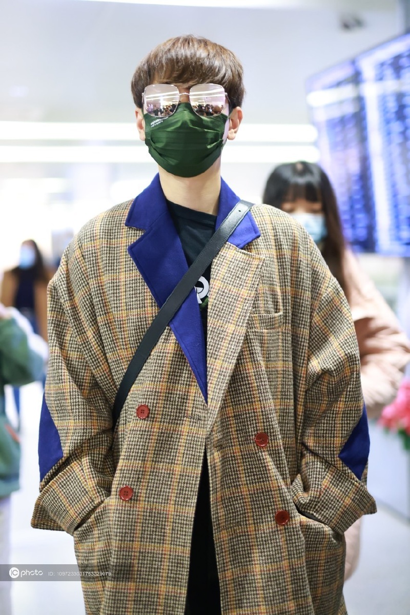 街拍汪苏泷棕色格纹大衣墨镜潮酷帅气