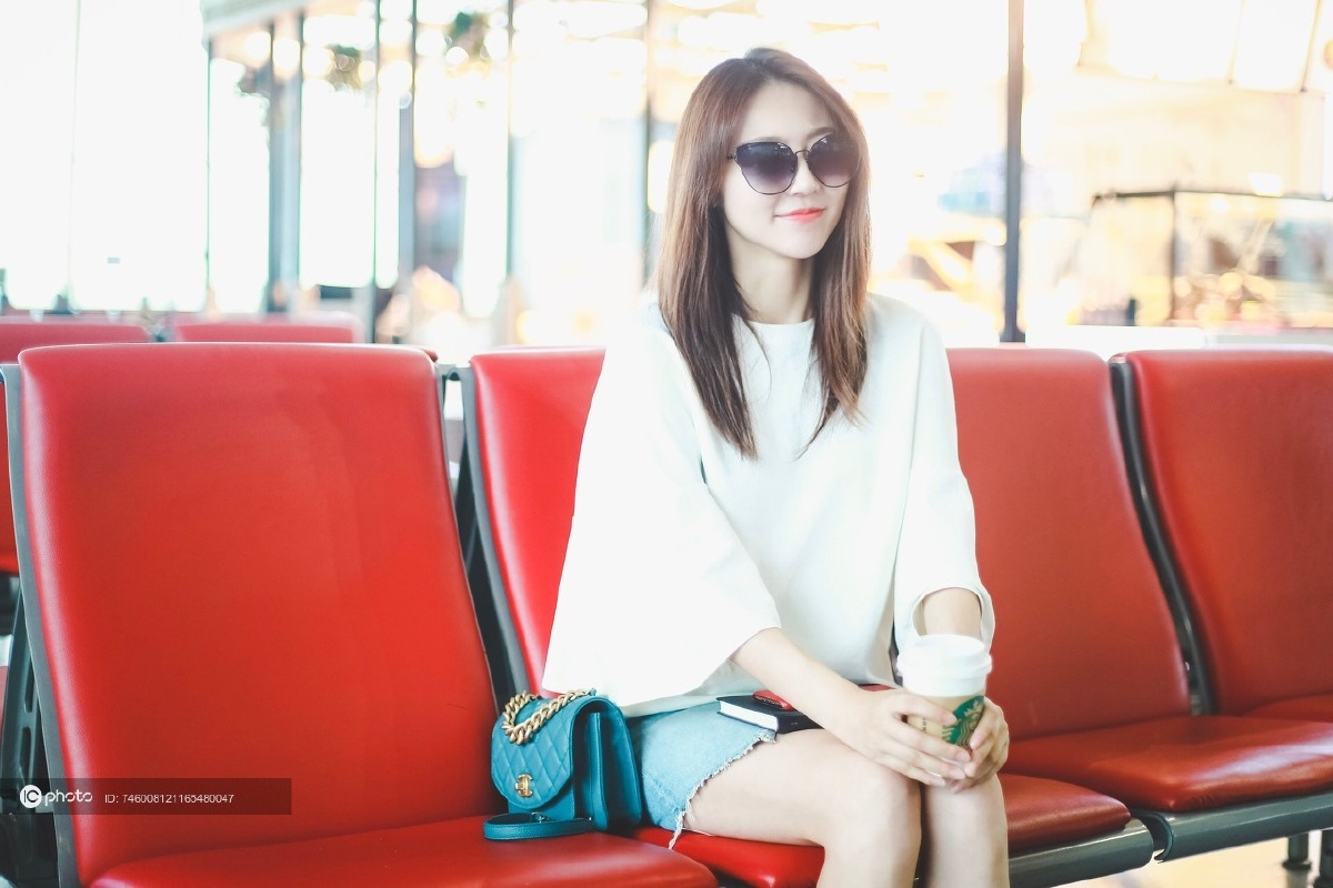 街拍黄梦莹白色长袖tee开衩牛仔短裙马丁靴chanel手袋温婉可人