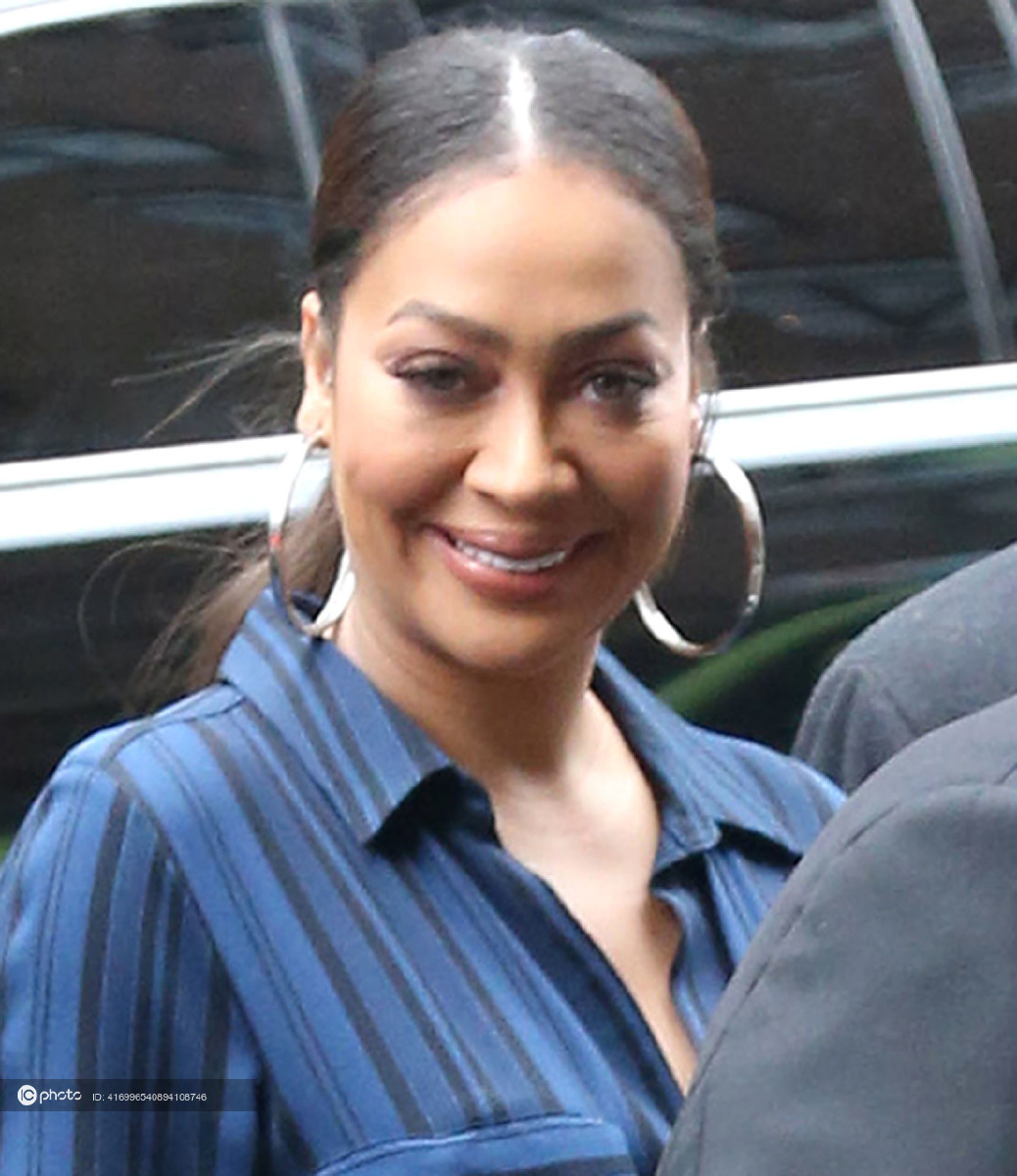 安东尼娇妻拉拉外出笑容满面亲和力十足