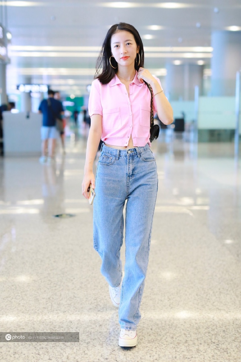 街拍周雨彤粉色针织短上衣牛仔裤帆布鞋chanel手袋少女俏皮