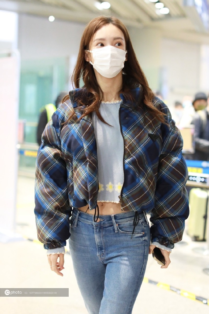 街拍金晨格纹羽绒服紧身牛仔裤小花毛衣运动鞋可爱苗条