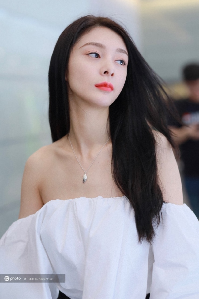 火箭少女101傅菁提前获赠七夕节表白玫瑰花满心欢心照镜子时刻保持