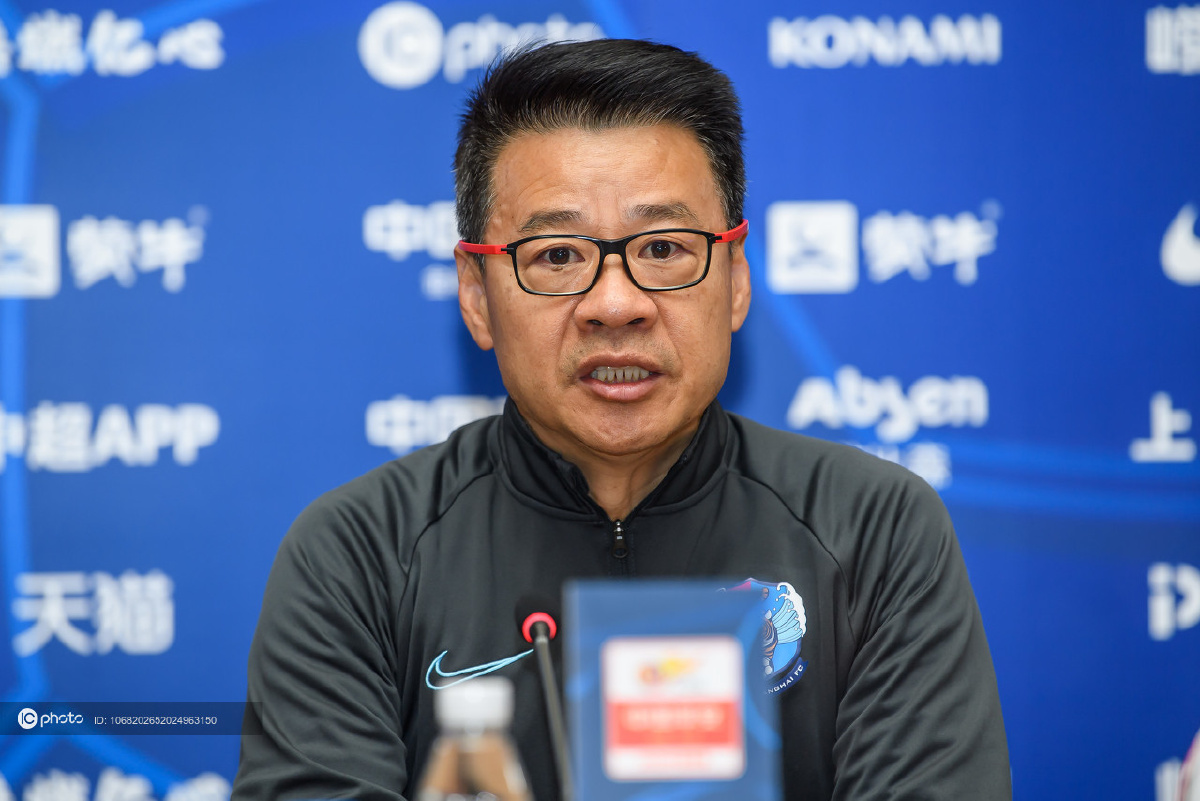 2020中超联赛第20轮前瞻青岛黄海青港赛前新闻发布会吴金贵携高翔出席