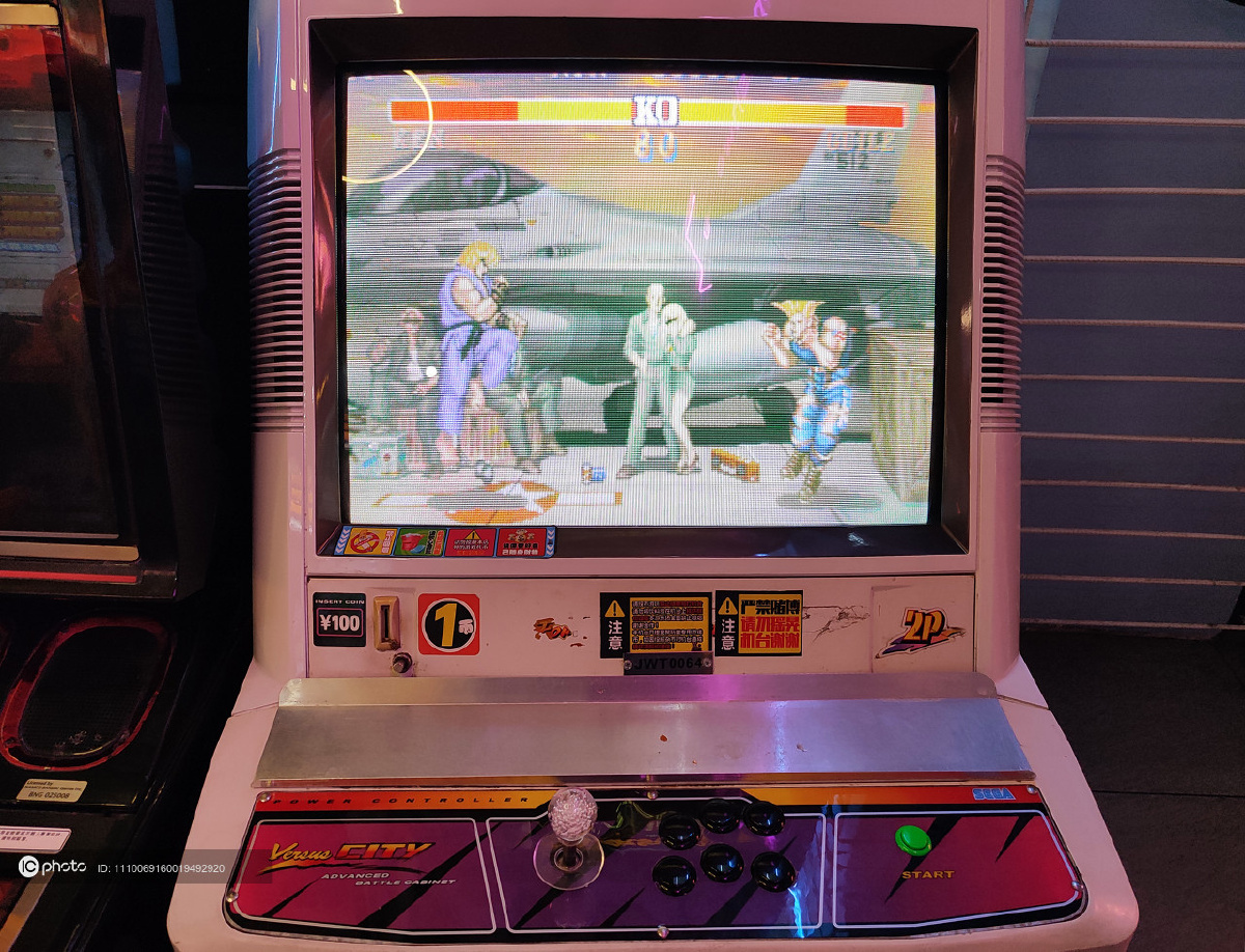 电竞房怀旧街机格斗游戏魅力不减 老男孩玩家感受"爷青回" - ic_photo