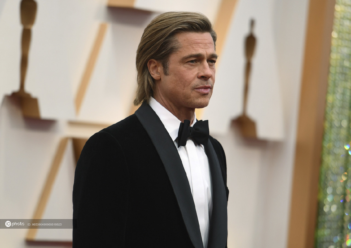 第92届奥斯卡金像奖红毯布拉德皮特白衬衫小领结西服套装型男魅力