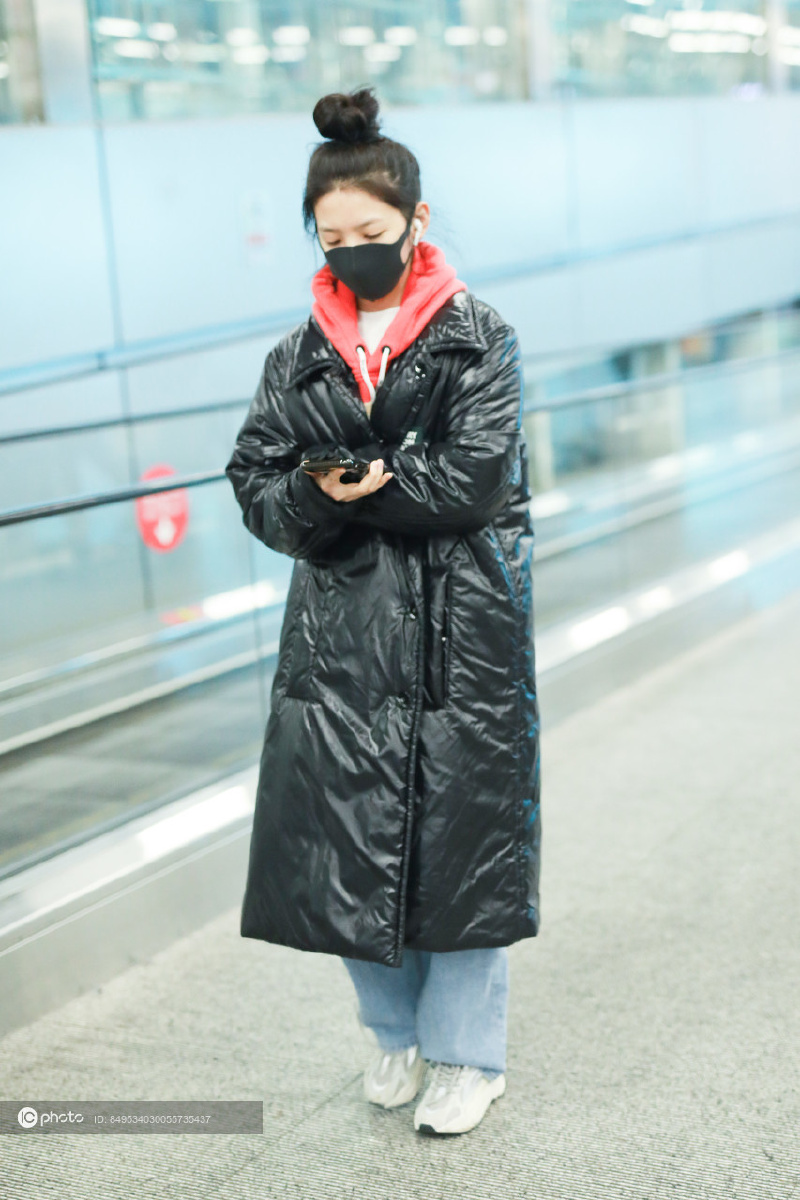 独家街拍章若楠黑色漆皮羽绒服红色卫衣休闲时髦