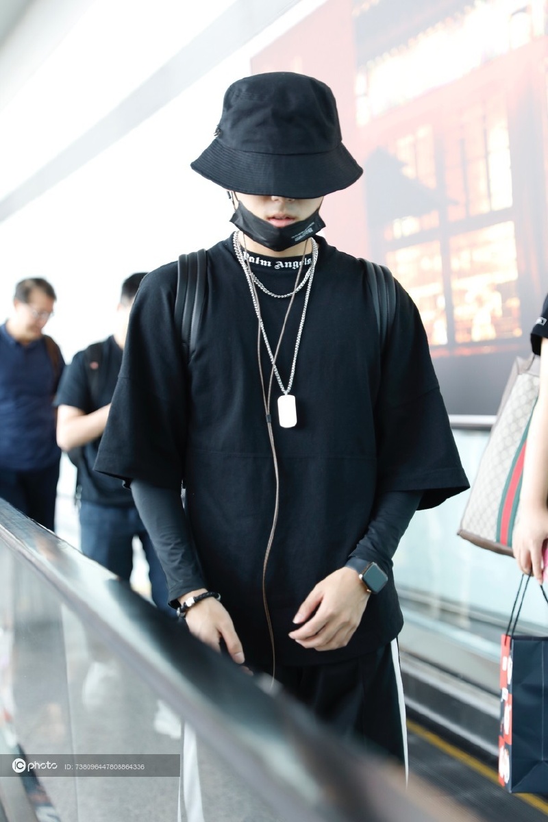 x玖少年团郭子凡黑衣黑帽全副武装低头直走有些高冷